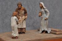 SACRA-FAMIGLIA-tre-sculture-in-terracotta-dipinta-su-base-in-legno-40x50x26.jpg